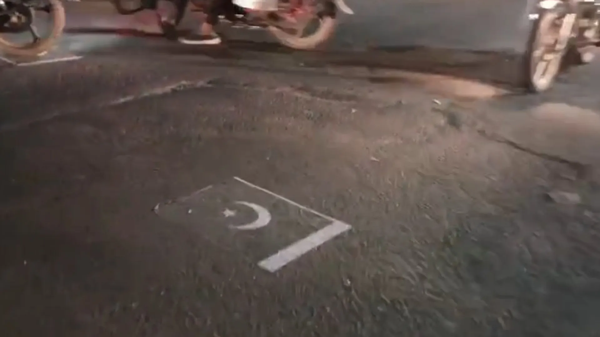 कासगंज: आतंक का विरोध ! सड़क पर किसने चिपकाए पाकिस्तानी झंडे ? खलबली मची तो जांच में जुटी पुलिस