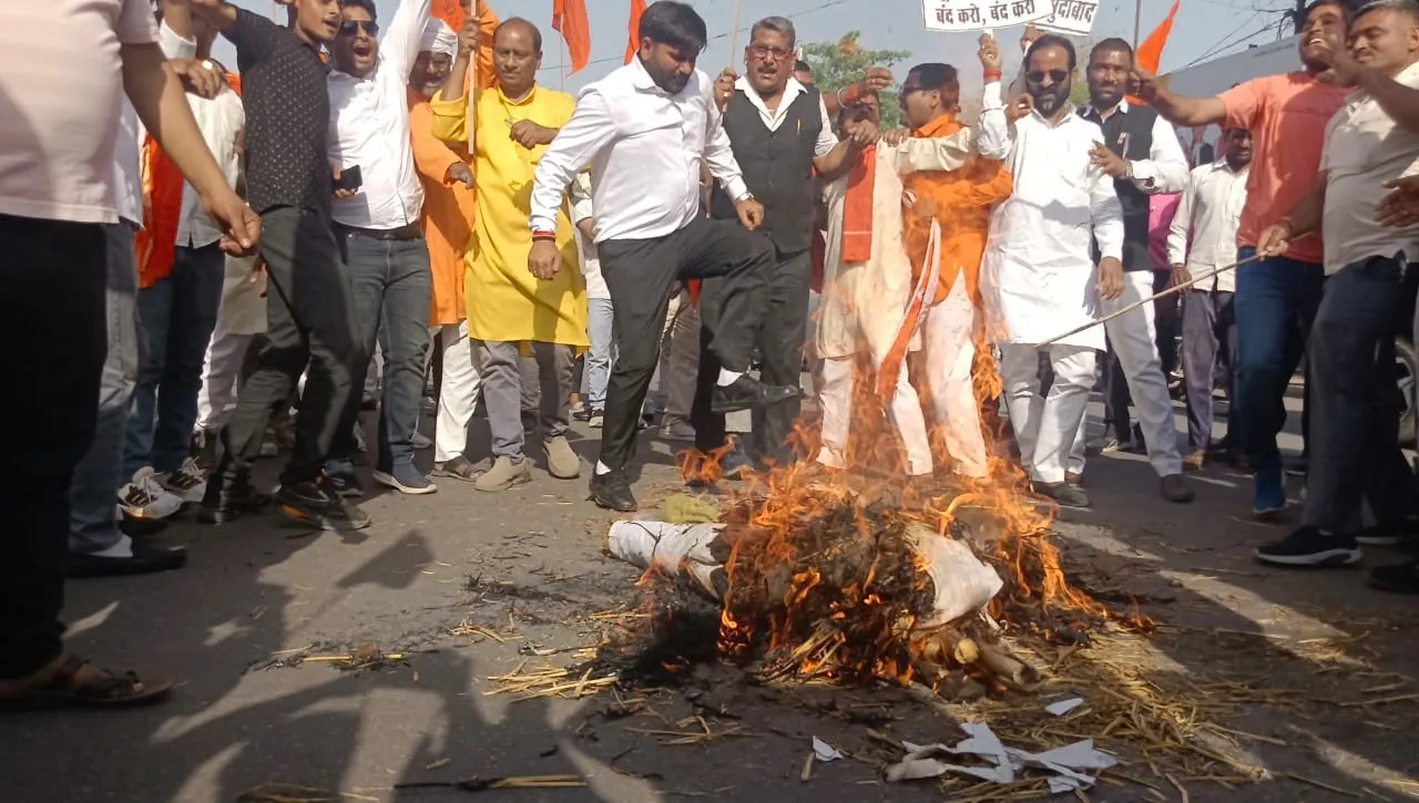 Pahalgam terror attack :   पाकिस्तान मुर्दाबाद के नारे लगा फूंका झंडा और पुतला, जिले में विरोध में प्रदर्शन बरकरार