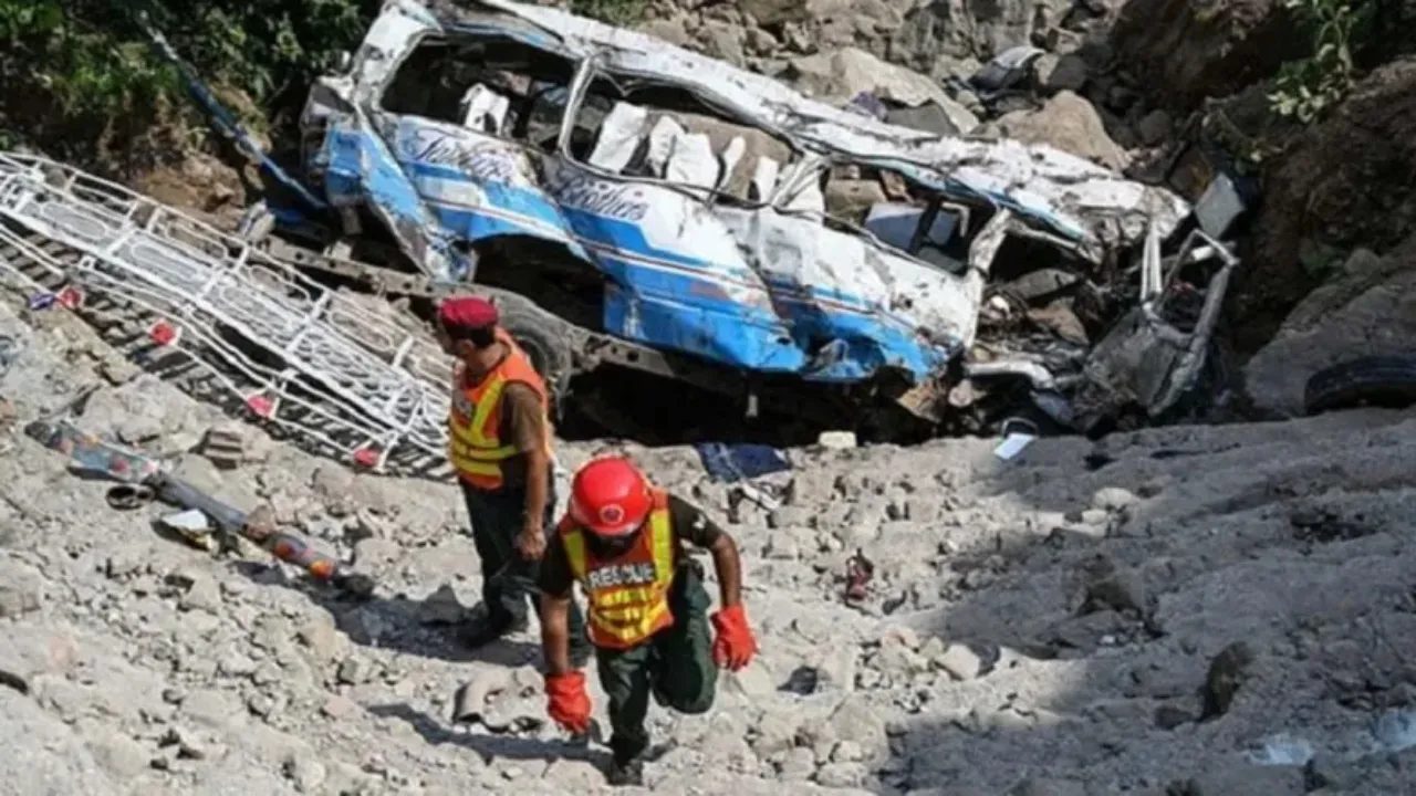 Pakistan :  खाई में गिरी तेज रफ्तार बस, 16 की यात्रियों की मौत, 24 घायल, सिंध प्रांत के जामशोरो जिले में हुई दुर्घटना