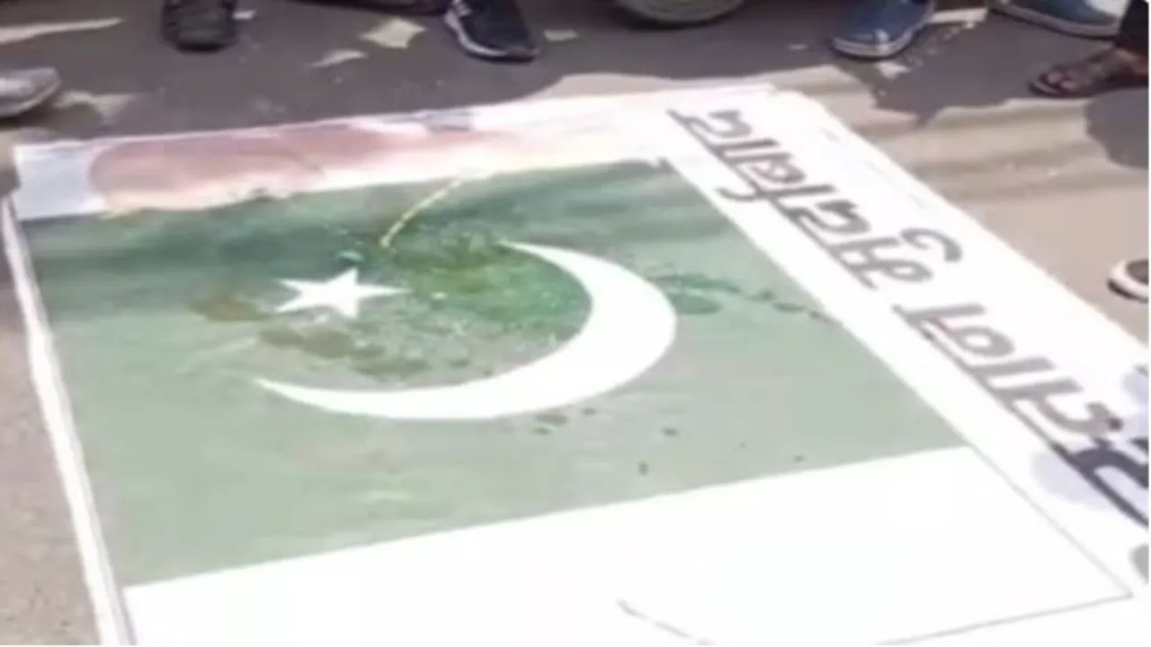 सड़क पर शर्मनाक तमाशा : पाकिस्तानी झंडे पर किशोर से जबरन कराई पेशाब, फिर लगवाये मुर्दाबाद के नारे