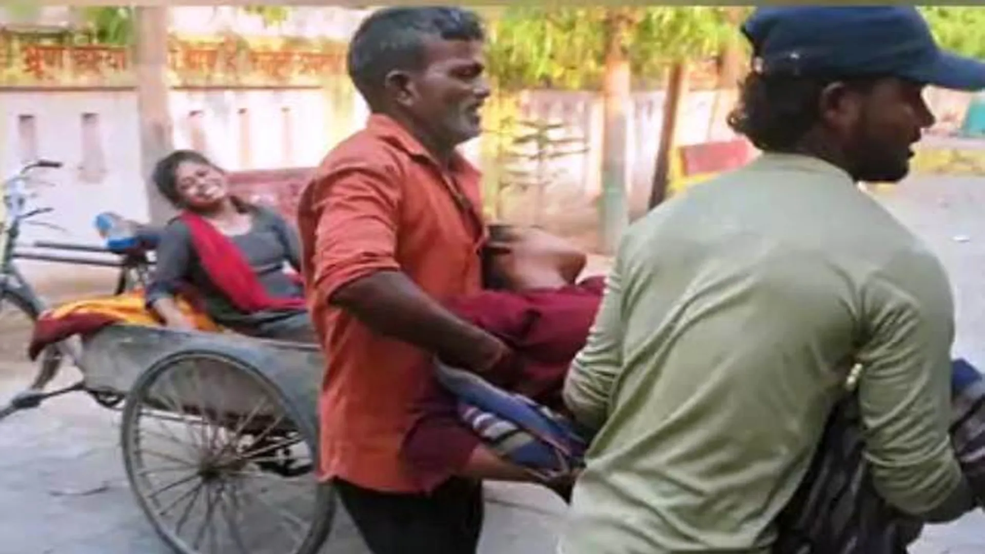 लखीमपुर खीरी: पुलिस की पिटाई से बिगड़ी किशोरियों की हालत...ठेले पर लादकर लाए अस्पताल