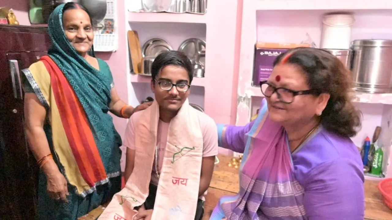 कानपुर में हाईस्कूल टॉपर स्वर्णिम कुशवाहा के घर पहुंची महापौर प्रमिला पांडेय: बधाई के साथ उज्जवल भविष्य की कामना की