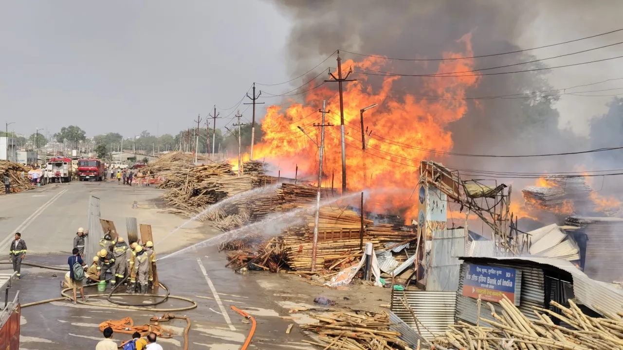 प्रयागराज अग्निकांड : नौ घंटे तक सेना के चार, प्रतापगढ़, कौशांबी से 25 फायर ब्रिगेड की गाड़ियों ने संभाला मोर्चा तब बुझी आग, करोड़ों का हुआ नुकसान