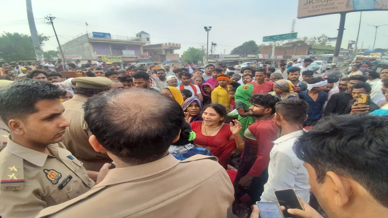 Prayagraj accident: डिवाइडर से टकराकर पलटा ट्रैक्टर, चालक की मौत