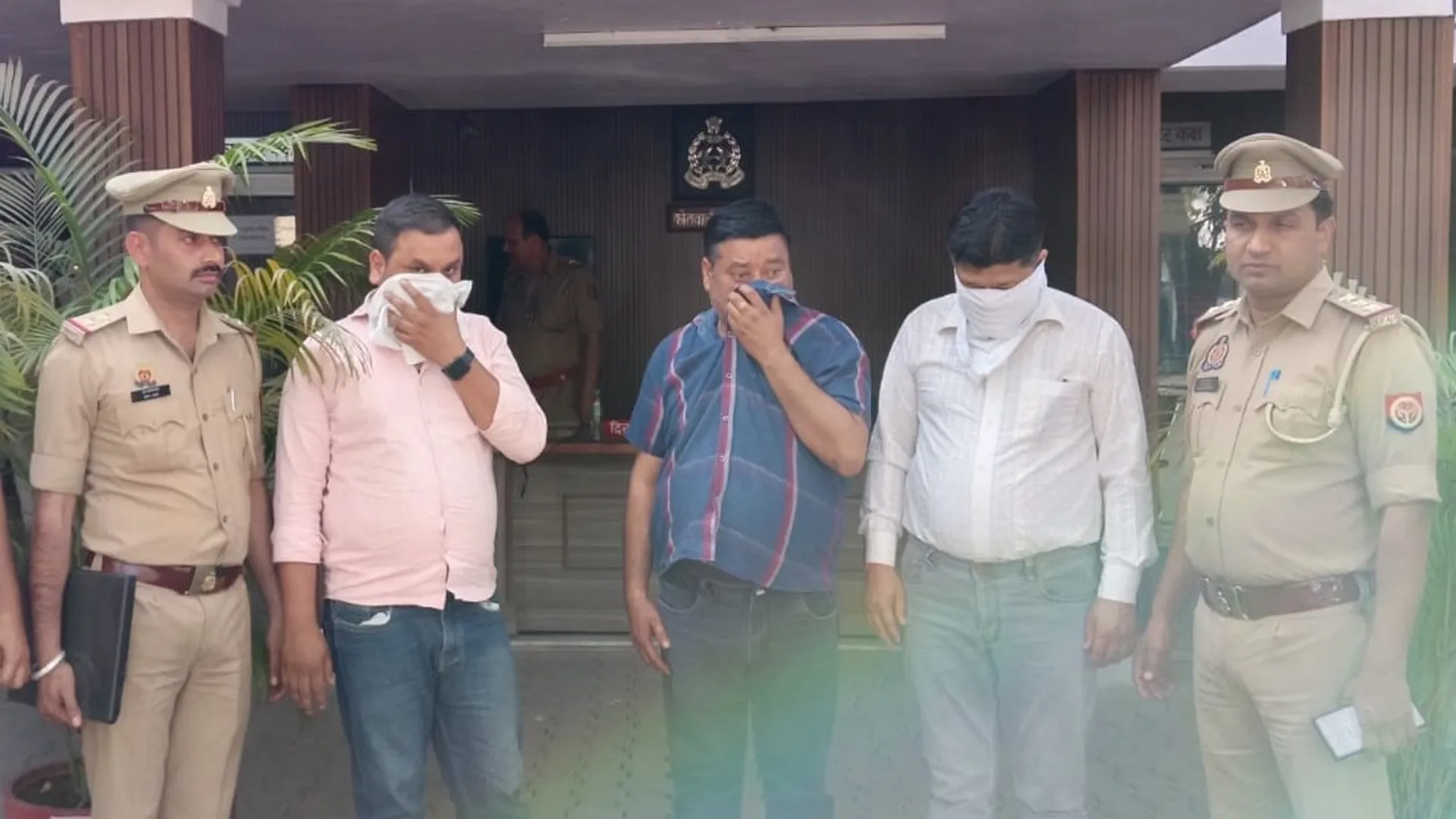 मुरादाबाद: व्यापारियों से वसूली करने वाले फर्जी सेल टैक्स अधिकारी गिरफ्तार