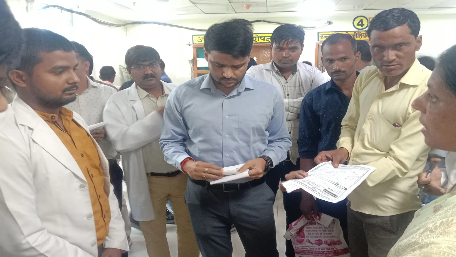 लखीमपुर खीरी: जिला अस्पताल में फर्जी डॉक्टर का भंडाफोड़...सीडीओ के निरीक्षण में खुला खेल