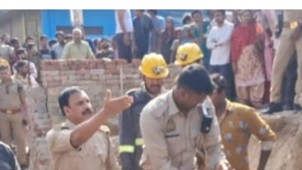 फर्रुखाबाद में पड़ोसी की दीवार भरभराकर गिरी...मजदूर दबे: दो की मौत, घटनास्थल पर पहुंचे अफसर