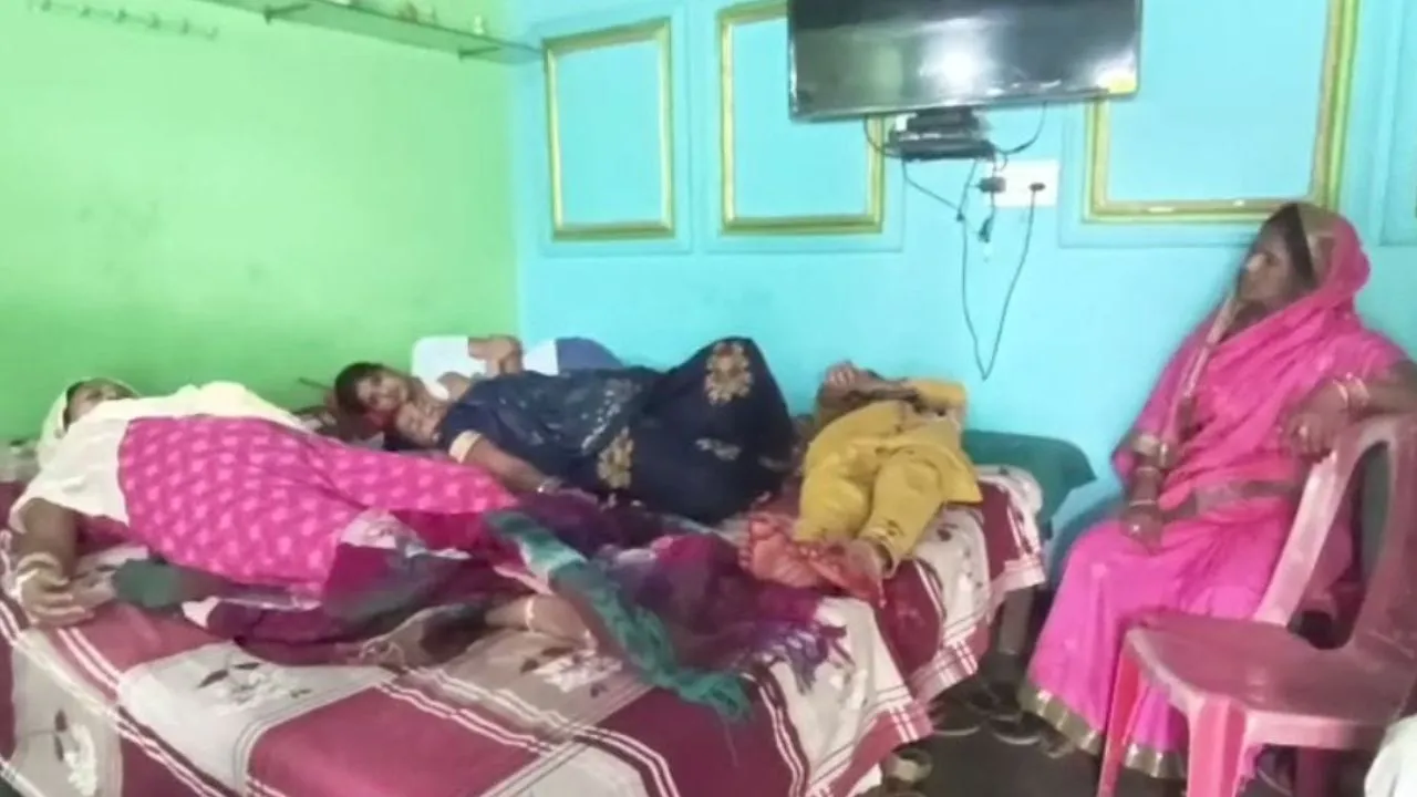 Farrukhabad: तिलक समारोह में खाना खाकर दर्जनों लोग हुए फूड प्वाइजनिंग का शिकार, कई लोगों की हालत गंभीर 