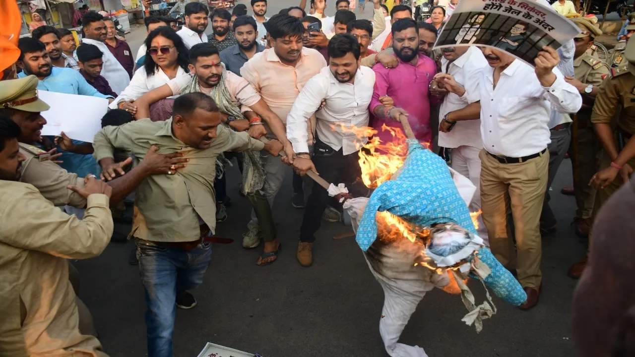 नेशनल हेराल्ड मामला : भाजयुमो ने फूंका सोनिया और राहुल गांधी का पुतला