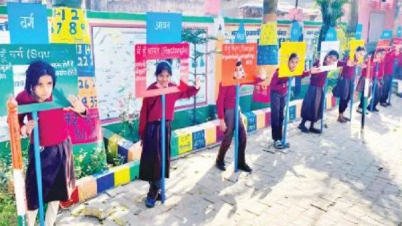 मुरादाबाद : गणित पार्क में बच्चे आसानी से सीखेंगे जोड़ना-घटाना, स्कूल की दीवारों और पेड़ पर अंकित किए जरूरी संदेश 