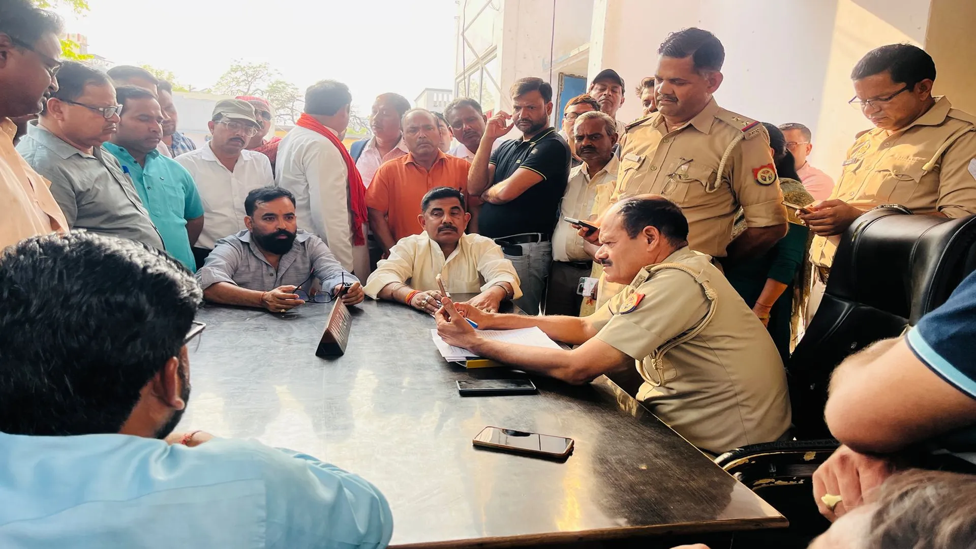 बदायूं: वीडियो बनाने से मना किया तो प्रधान पति ने प्रधानाध्यापक को पीट दिया...पिता-पुत्र पर रिपोर्ट