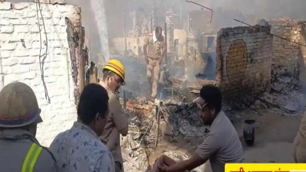 Lucknow fire incident : झुग्गी बस्ती में लगी आग, 40 झोपड़ी जलकर राख, दमकल की 12 गाड़ियों ने चार घंटे में पाया आग पर काबू