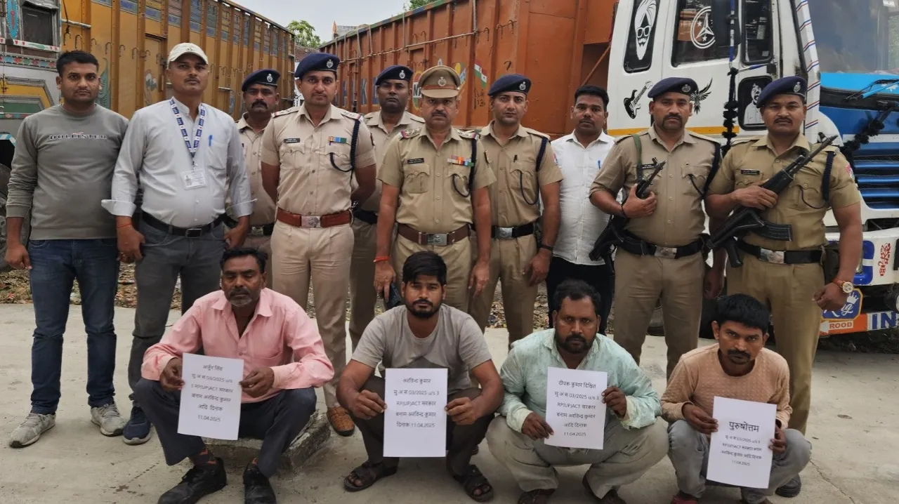 बाराबंकी : दो ट्रकों पर लदे चोरी के 255 स्लीपर बरामद