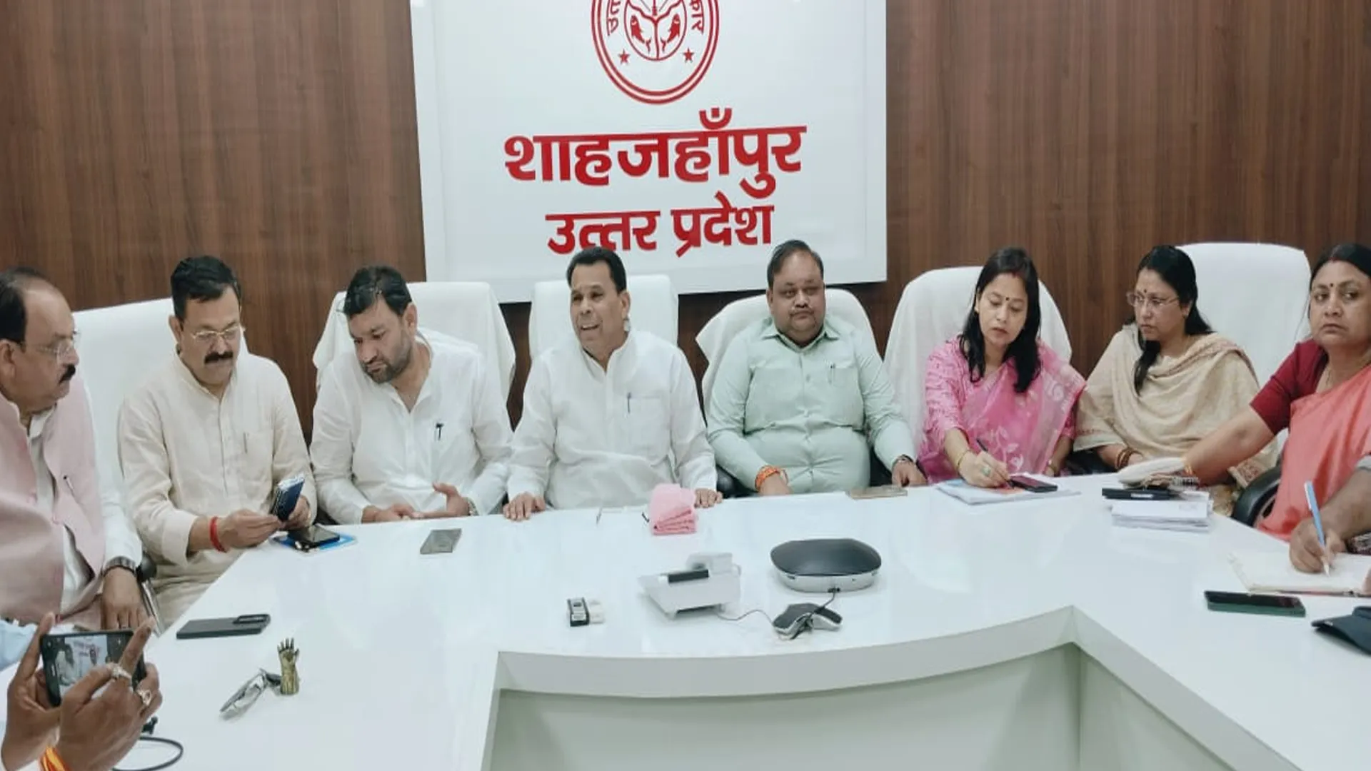 शाहजहांपुर: प्रभारी मंत्री बिजली आपूर्ति पर सख्त...जर्जर लाइनें और पोल समय से बदलने के निर्देश