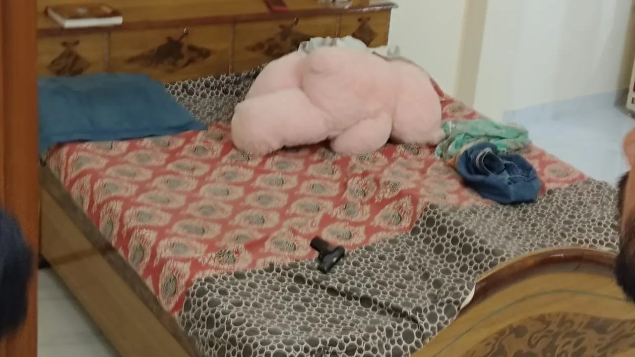 बिस्तर पर मिली पिस्टल