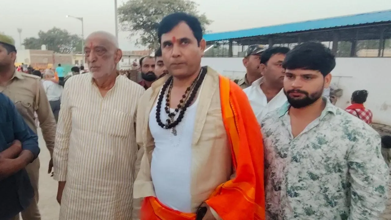 अयोध्या : फटे कपड़े पहन रामलला से न्याय मांगने पहुंचे विधायक, कलश यात्रा के दौरान एक पुलिस अधिकारी पर लगाया बदसुलूकी के आरोप