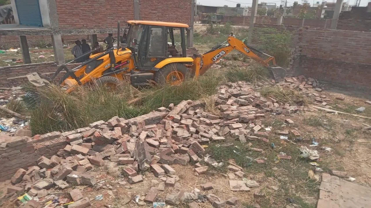 Raebareli News : एक बार फिर से राजस्व विभाग ने अवैध अतिक्रमण पर की बुलडोजर की कार्रवाई,आठ करोड़ की बंजर भूमि को कराया मुक्त 