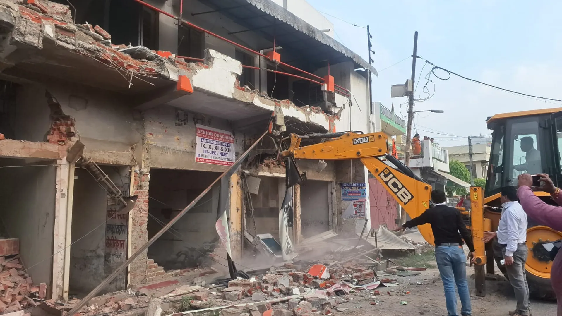 Bareilly: भाजपा नेता की मार्केट पर चला बीडीए का बुलडोजर...गुलजार मेंशन की दुकाने ध्वस्त