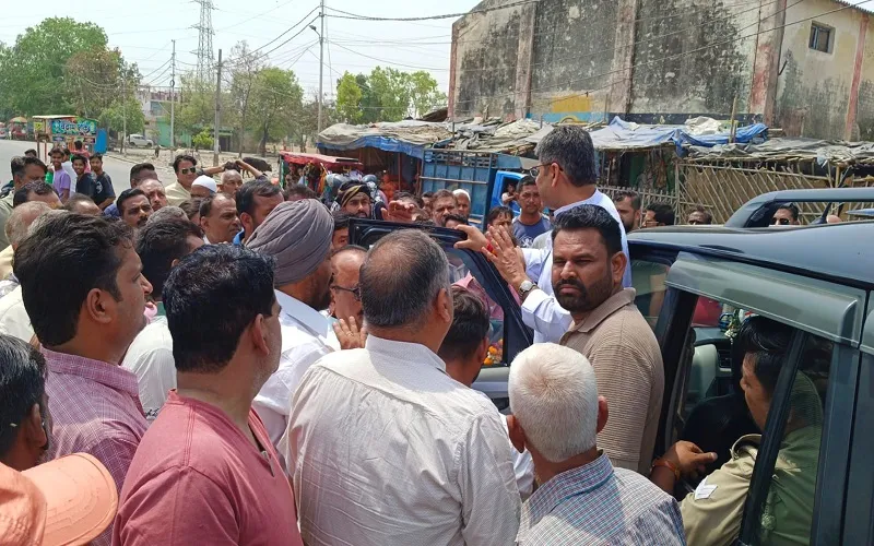 मुरादाबाद : 'बुलडोजर अपराधियों और भूमाफिया के लिए है, व्यापारियों के लिए नहीं', शहर विधायक ने कार्रवाई को रुकवाने का दिया आश्वासन 