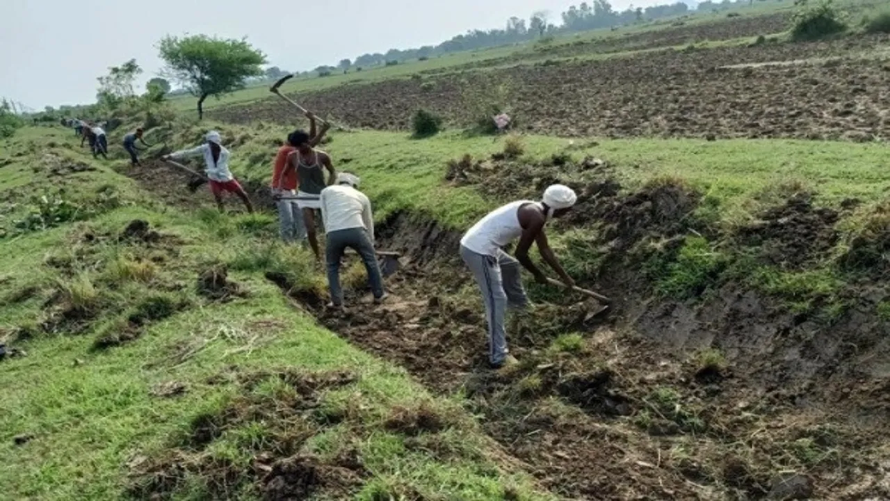 बाराबंकी : 6 महीने से 1098 मजदूरों को नहीं मिला मेहनताना, चार करोड़ की मजदूरी बकाया, पलायन करने को मजबूर है श्रमिकों का परिवार 