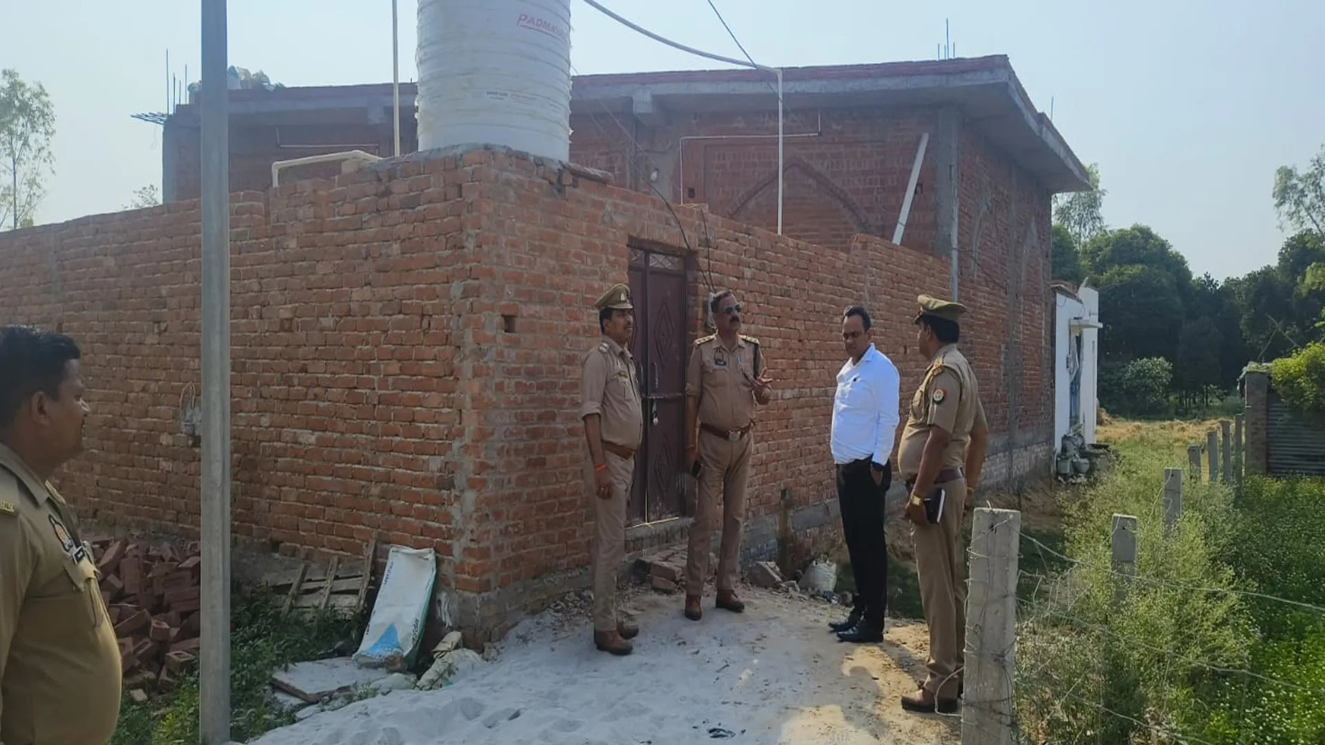 बदायूं: बिना अनुमति चल रहा था निर्माण, अधिकारियों ने सील कराई मस्जिद