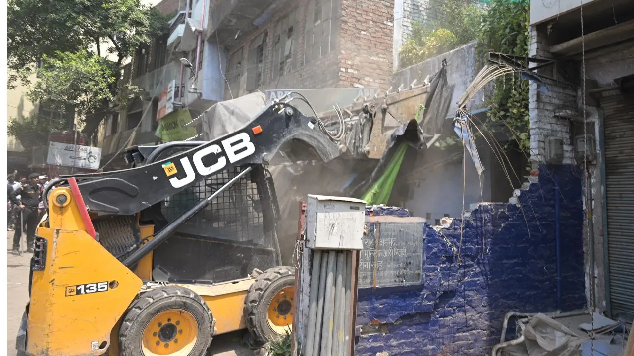 कानपुर में महापौर प्रमिला पांडेय ने सामने खड़े होकर चलवाया बुलडोजर: सामान हटाते दिखे कब्जेदार