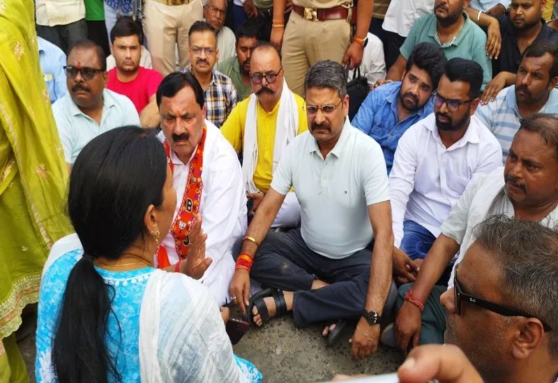 Moradabad : मंडी समिति में आढ़तियों के समर्थन में धरने पर बैठे नगर विधायक रितेश गुप्ता, कहा- व्यापारियों का उत्पीड़न नहीं होने देंगे