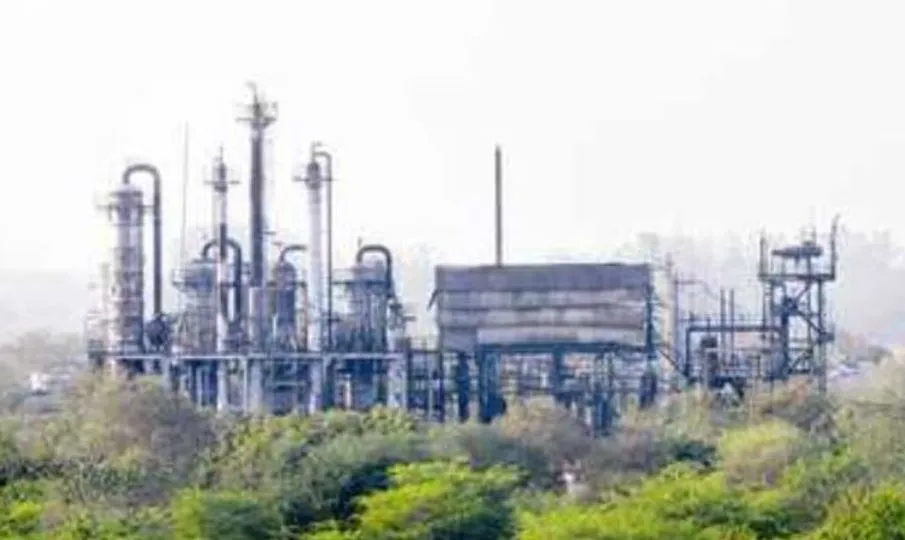 Bareilly: रबड़ फैक्ट्री कर्मचारियों का नहीं हुआ भुगतान, कमिश्नर से मिलकर की मांग