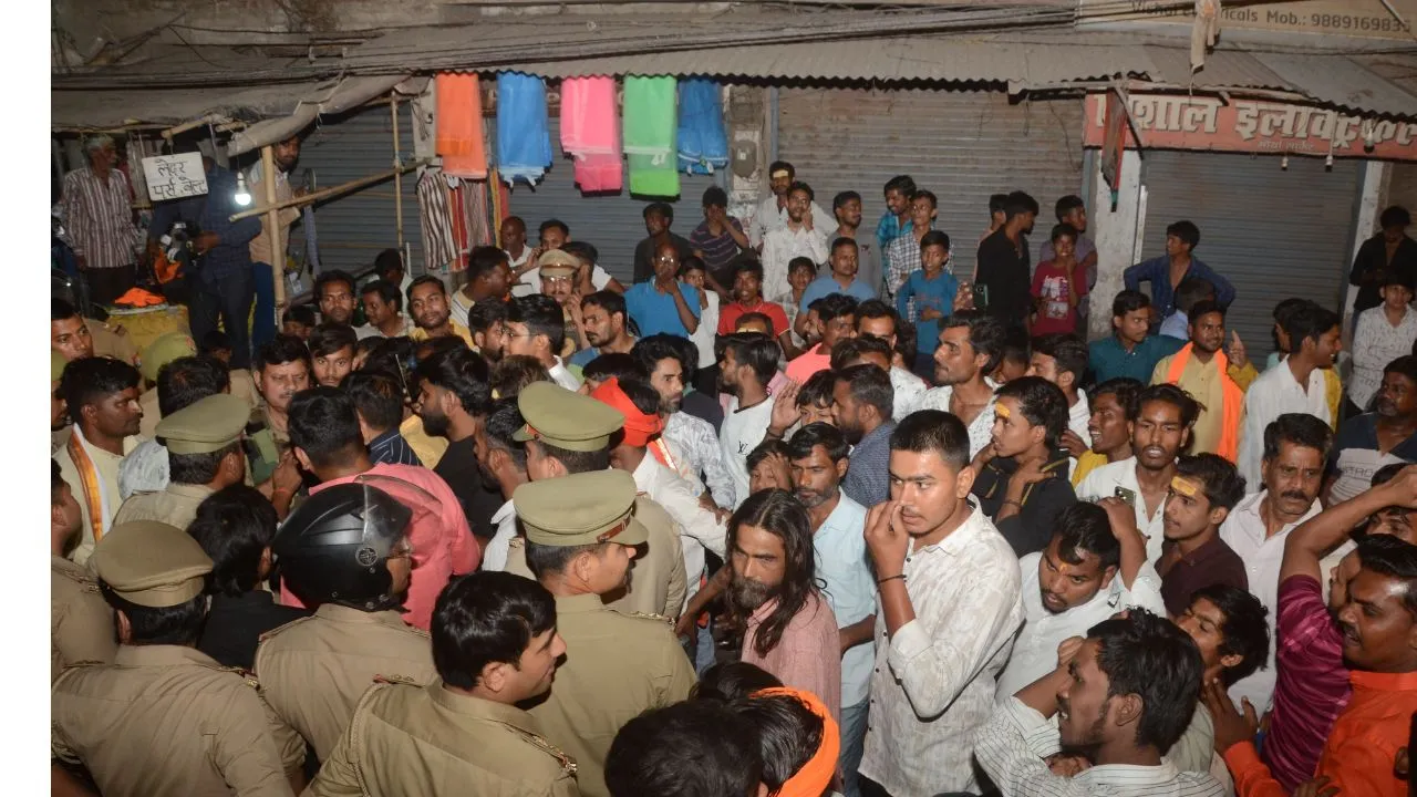 कानपुर में रामनवमी से पहले साउंड सिस्टम बंद कराने पर बवाल...हिंदू संगठन भड़के, जाम लगाकर की नारेबाजी, पुलिस से नोकझोंक