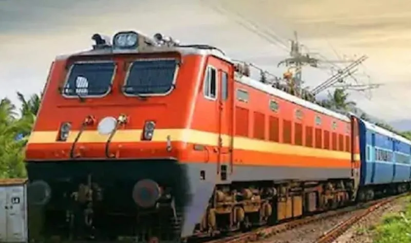 Bareilly: 40 से ज्यादा ट्रेनें कैंसिल, यात्रियों की बढ़ी मुश्किलें