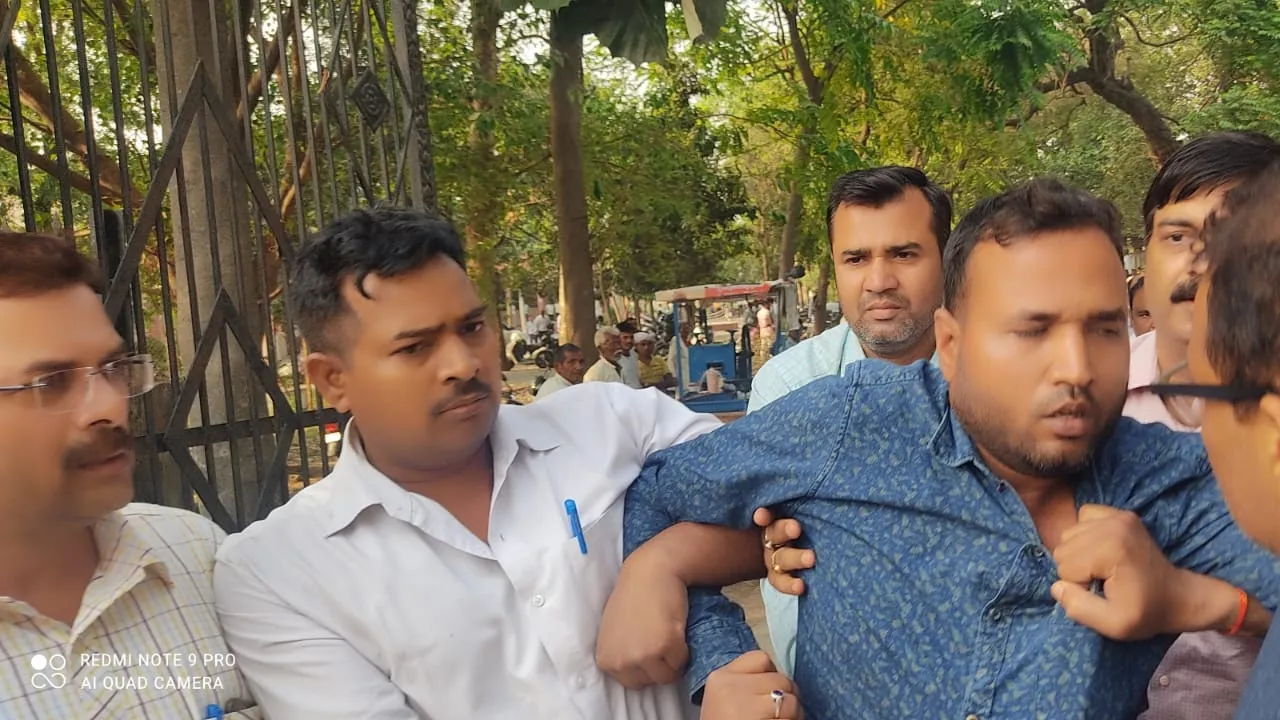 अयोध्या : एंटी करप्शन टीम ने लेखपाल को रिश्वत लेते रंगे हाथ पकड़ा