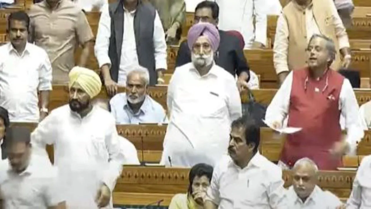 Waqf Amendment Bill: वक्फ संशोधन विधेयक लोकसभा में पास, विपक्ष ने जमकर किया हंगामा