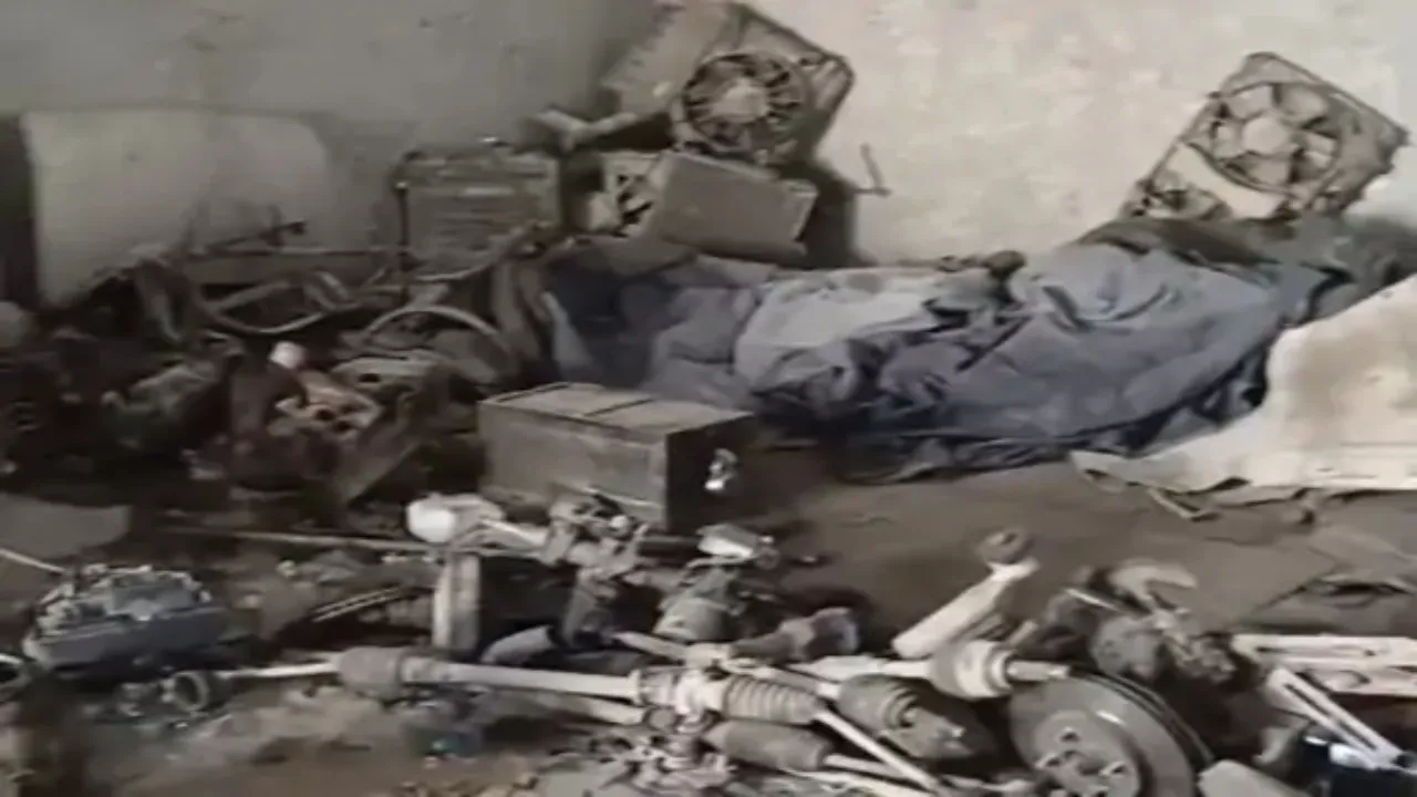 sambhal news : भाजपा नेता के भाई की फैक्ट्री पर छापा : चोरी के वाहनों के पुर्जे बरामद