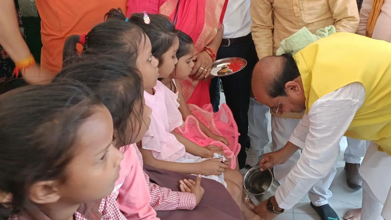 कानपुर में विधायक सुरेंद्र मैथानी अष्टमी में पहुंचे प्राथमिक विद्यालय: 40 कन्याओं को कराया भोज