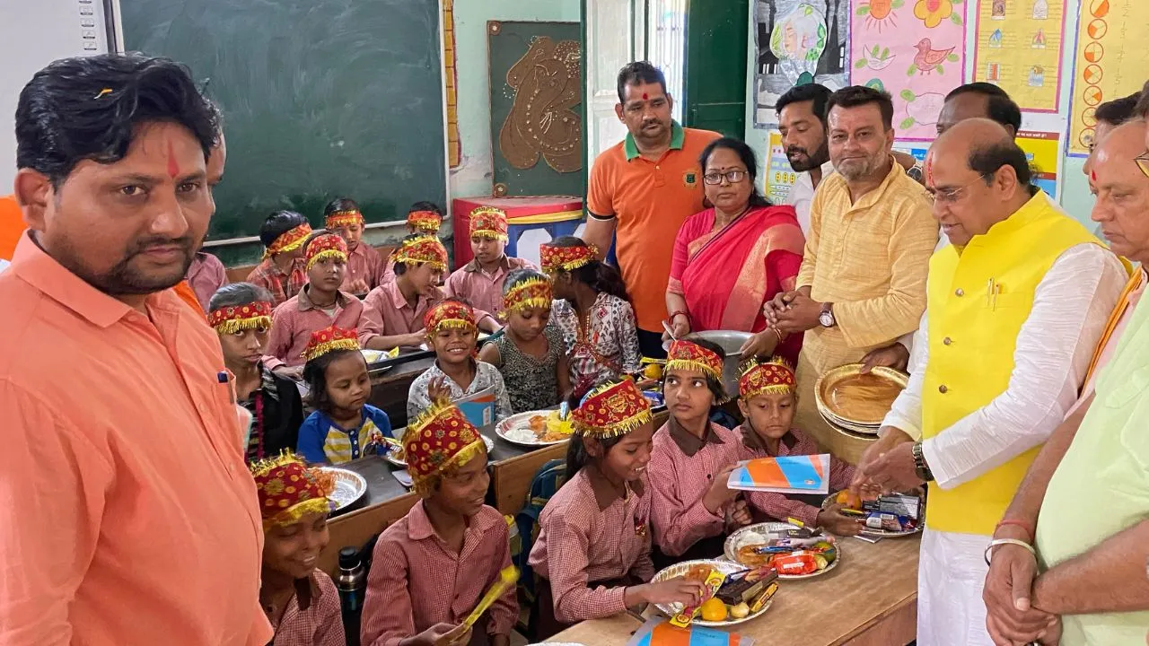 विधायक सुरेंद्र मैथानी कन्या भोज कानपुर2233