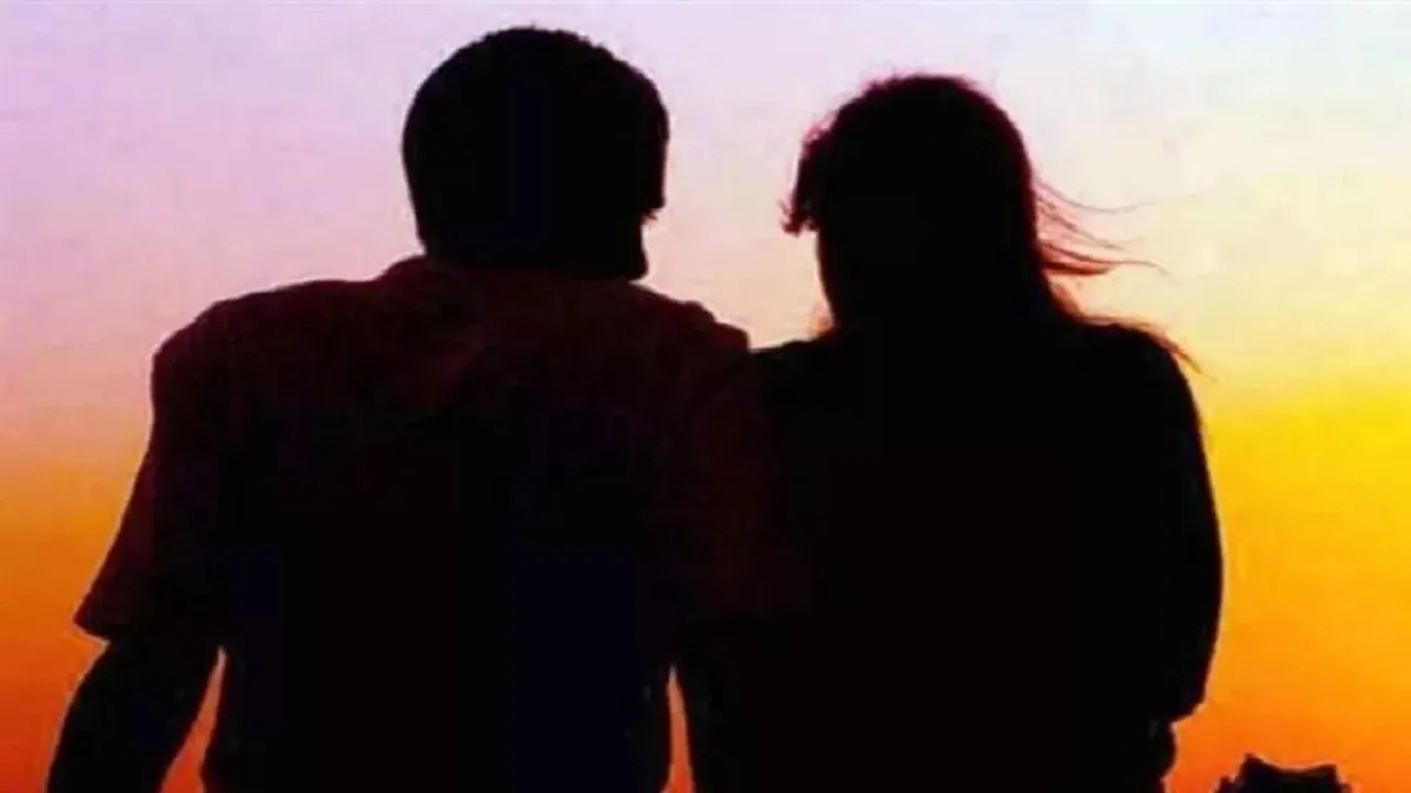 प्रेम में अंधी हुई महिला : ससुराल के जेवर समेट पति को धोखा देकर प्रेमी संग विवाहिता फरार