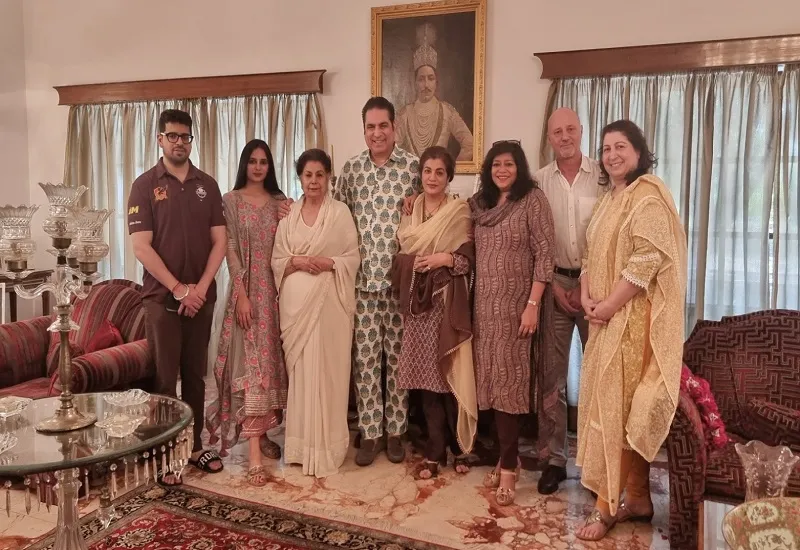 विश्व धरोहर दिवस पर रामपुर पहुंचे साइमन और सुश क्लेज, नूरमहल में किया गया स्वागत