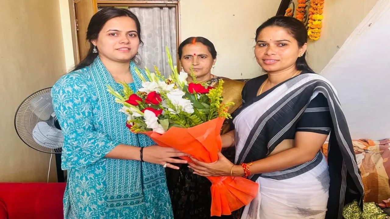 Prayagraj : विधायक पूजा पाल ने सिविल सेवा परीक्षा की टॉपर शक्ति दुबे को दी बधाई