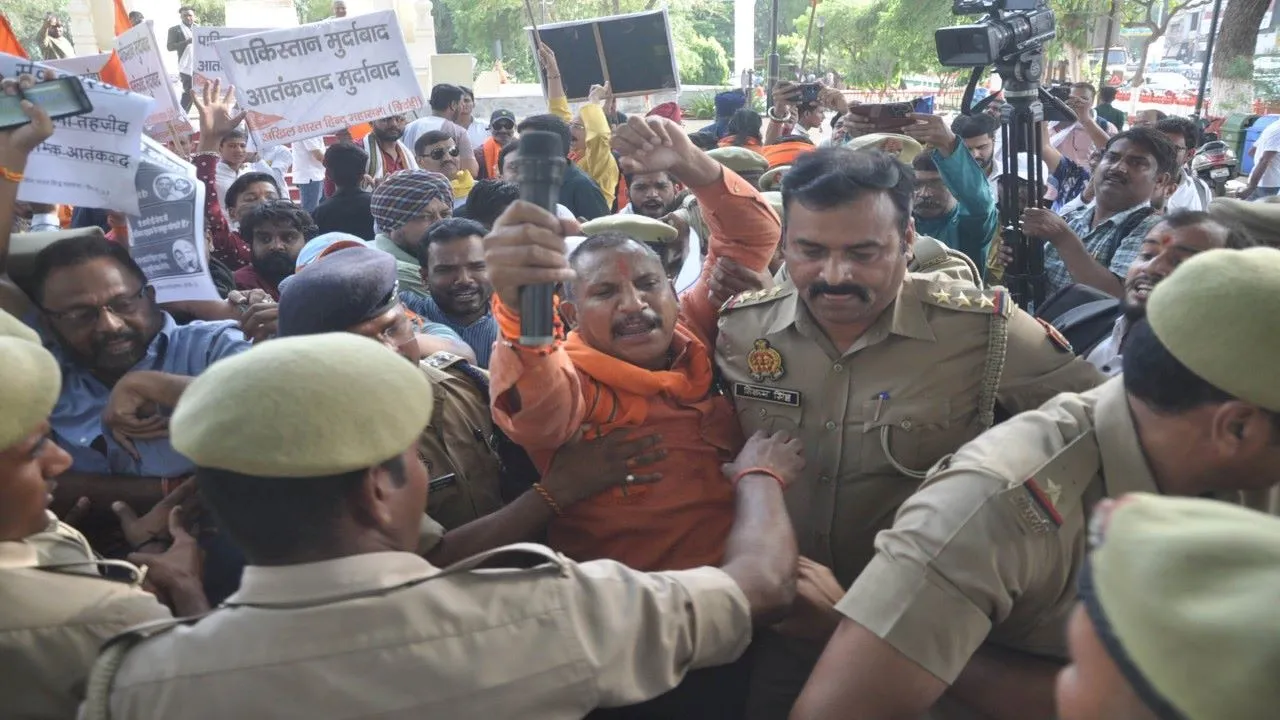 लखनऊ: हिन्दू महासभा त्रिदंडी के राष्ट्रीय अध्यक्ष सहित कई कार्यकर्ता हिरासत में  