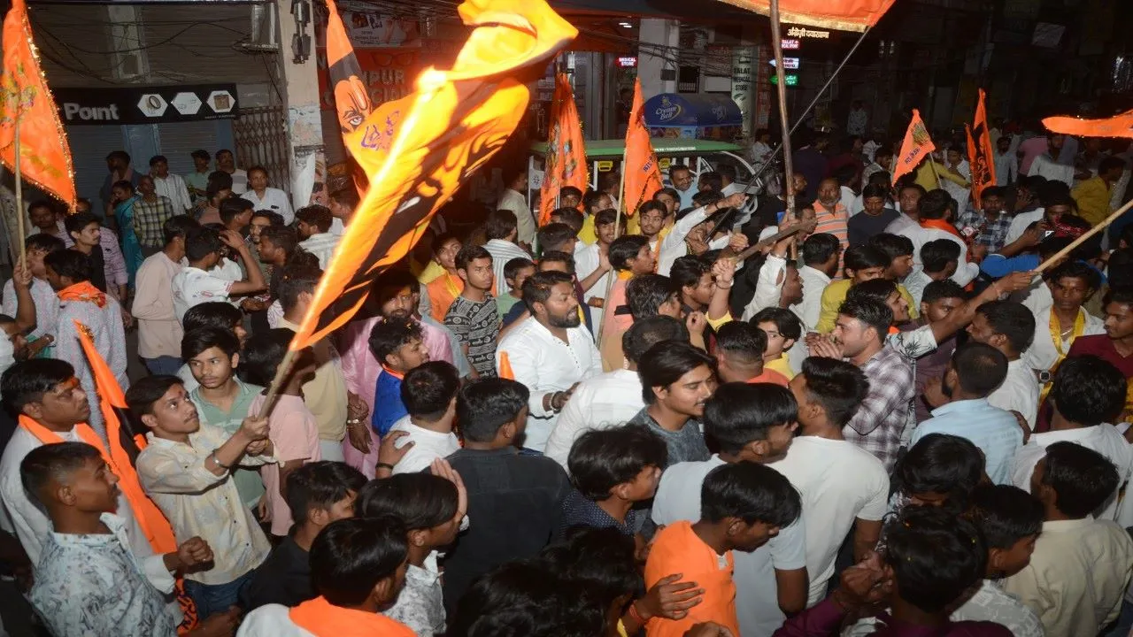 कानपुर: शोभायात्रा पर पथराव की खबर से मची भगदड़, बाजार बंद