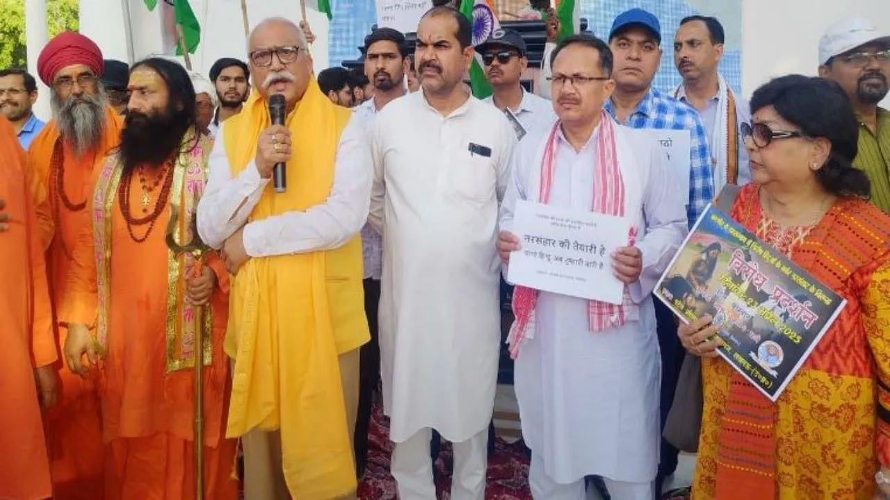 लखनऊ: संतों की सरकार से मांग, पाकिस्तान को सबक सिखाए सरकार 