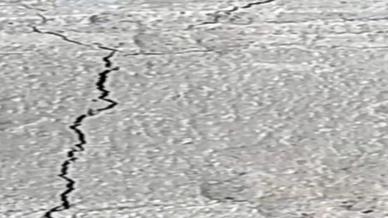 नगर पंचायत में सीसी रोड निर्माण में बरती गई अनियमियता : सड़क निर्माण के दूसरे दिन ही आई दरारें