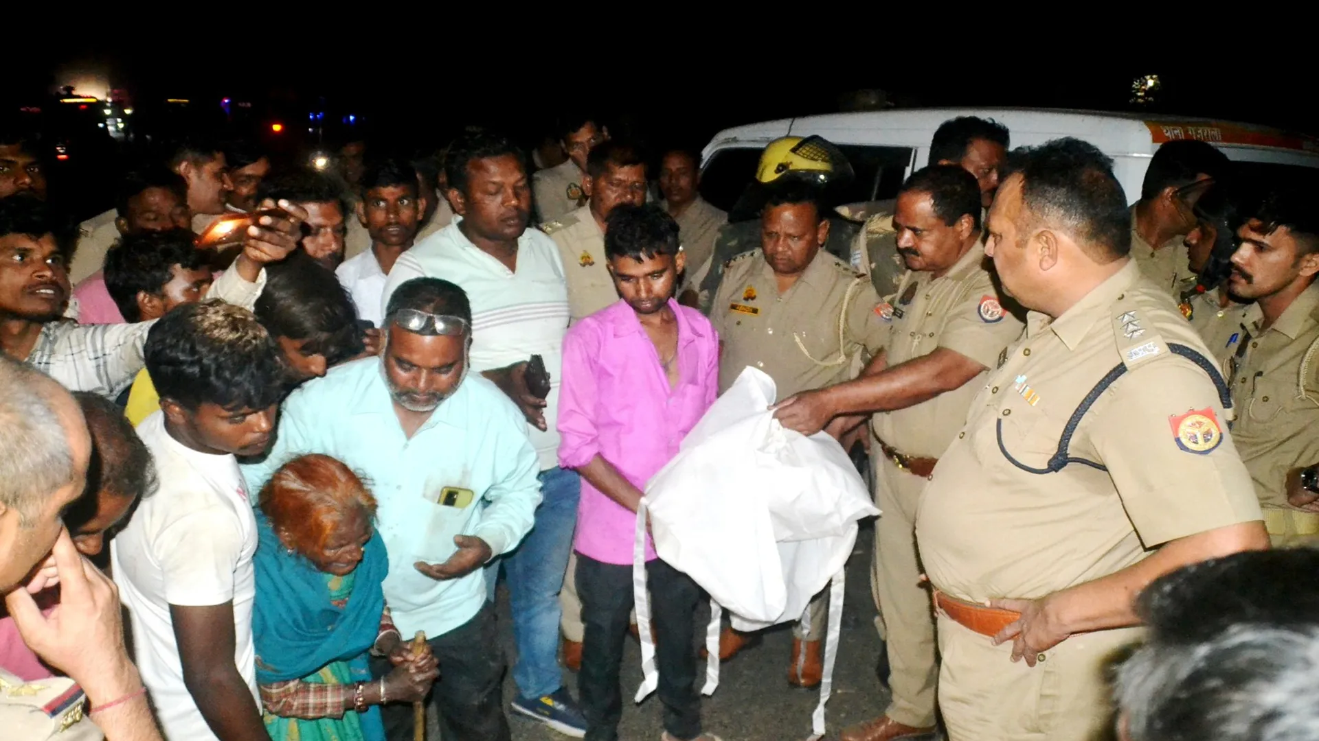 पीलीभीत: लेखपाल की कार ने बुजुर्ग को रौंदा...मौत के बाद भीड़ ने हंगामा कर लगाया जाम