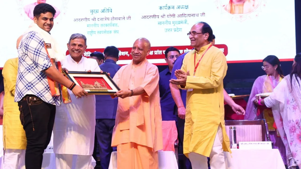 अयोध्या : शांतनु व अवधेश सहित 30 लोगों को सीएम ने किया सम्मानित