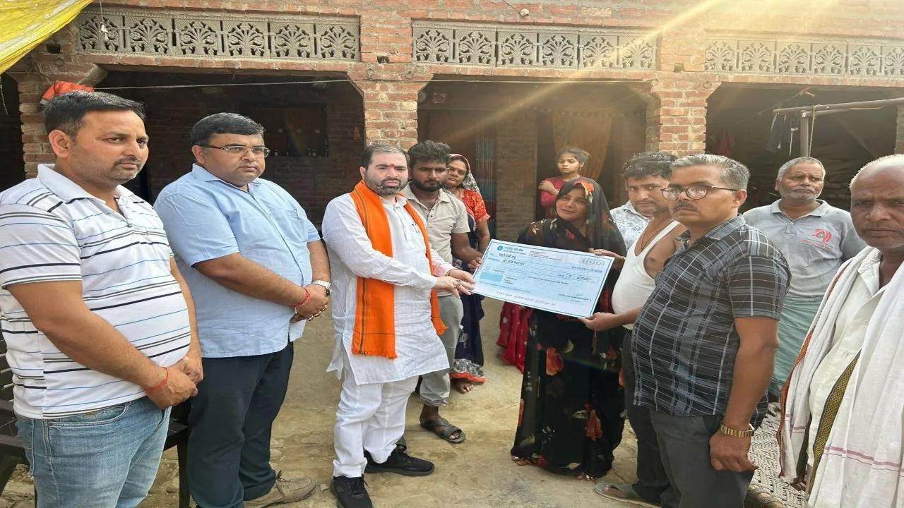 बाराबंकी : परिजनों को 4-4 लाख रुपए की सहायता राशि दी, राज्यमंत्री बोले- हर संकट में साथ खड़े रहेंगे