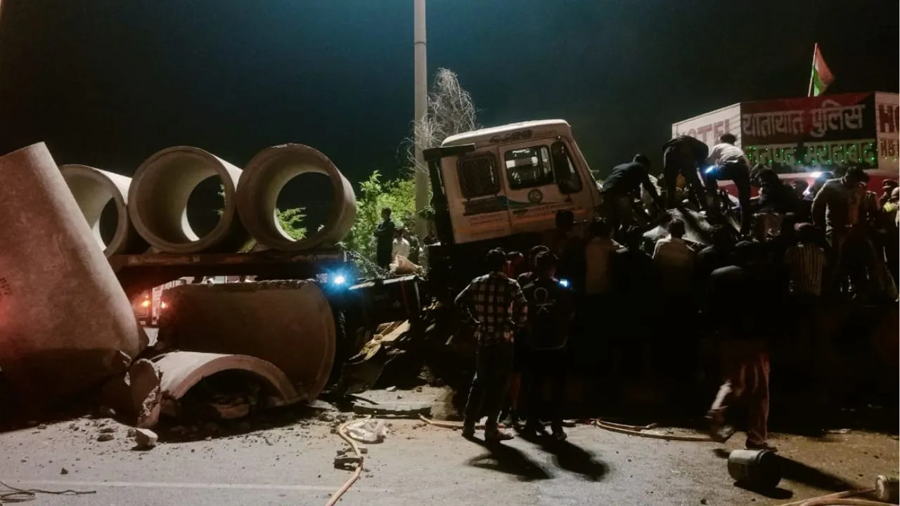 मुरादाबाद: ट्रक ने कार को रौंदा, दो युवतियों की मौत, दो साथी युवक गंभीर घायल