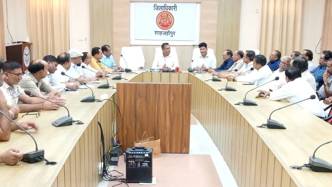 शाहजहांपुर: गेहूं खरीद को लेकर डीएम ने व्यापारियों से की बैठक, अवैध भंडारण पर सख्त चेतावनी