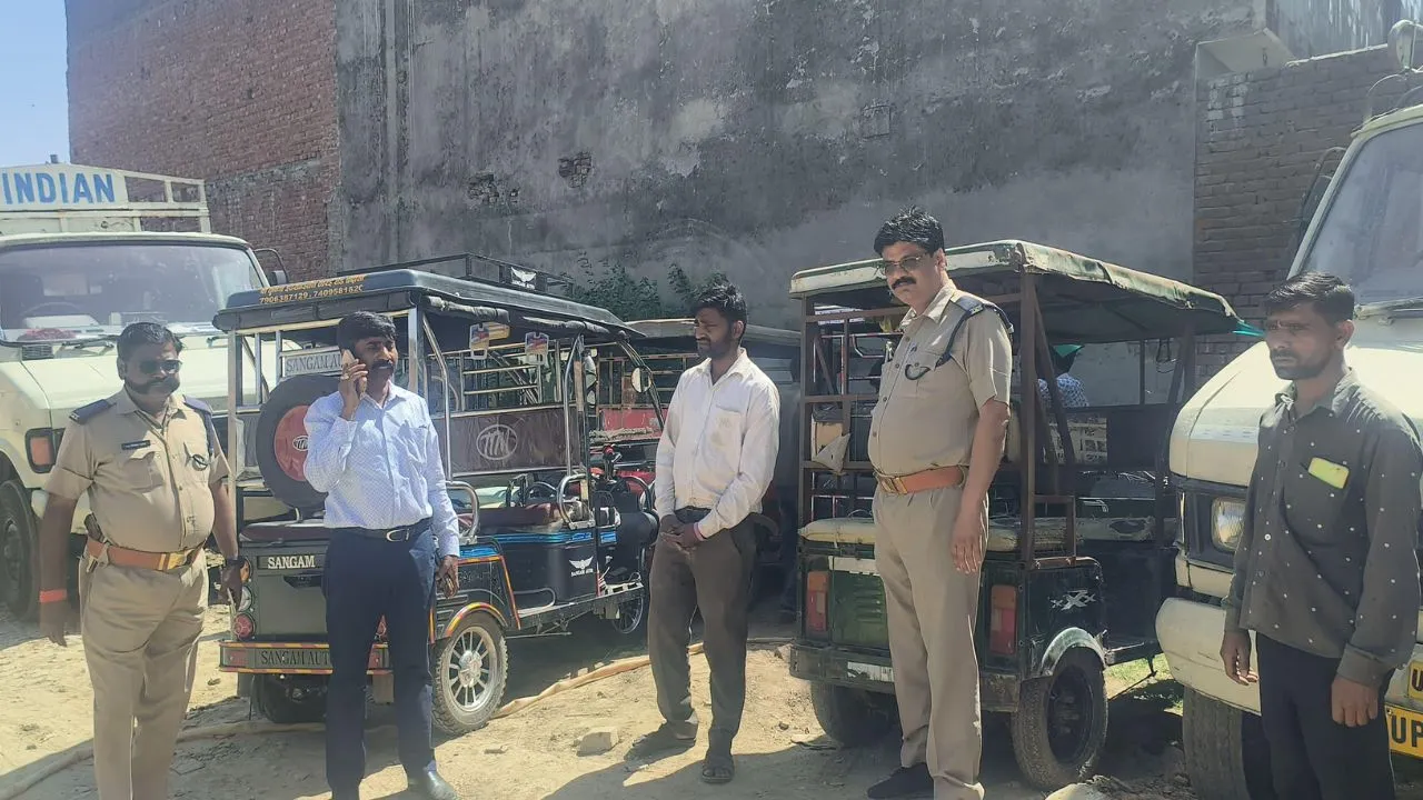 बदायूं में अवैध ई-रिक्शा के खिलाफ विशेष अभियान, 3 वाहनों को किया सीज