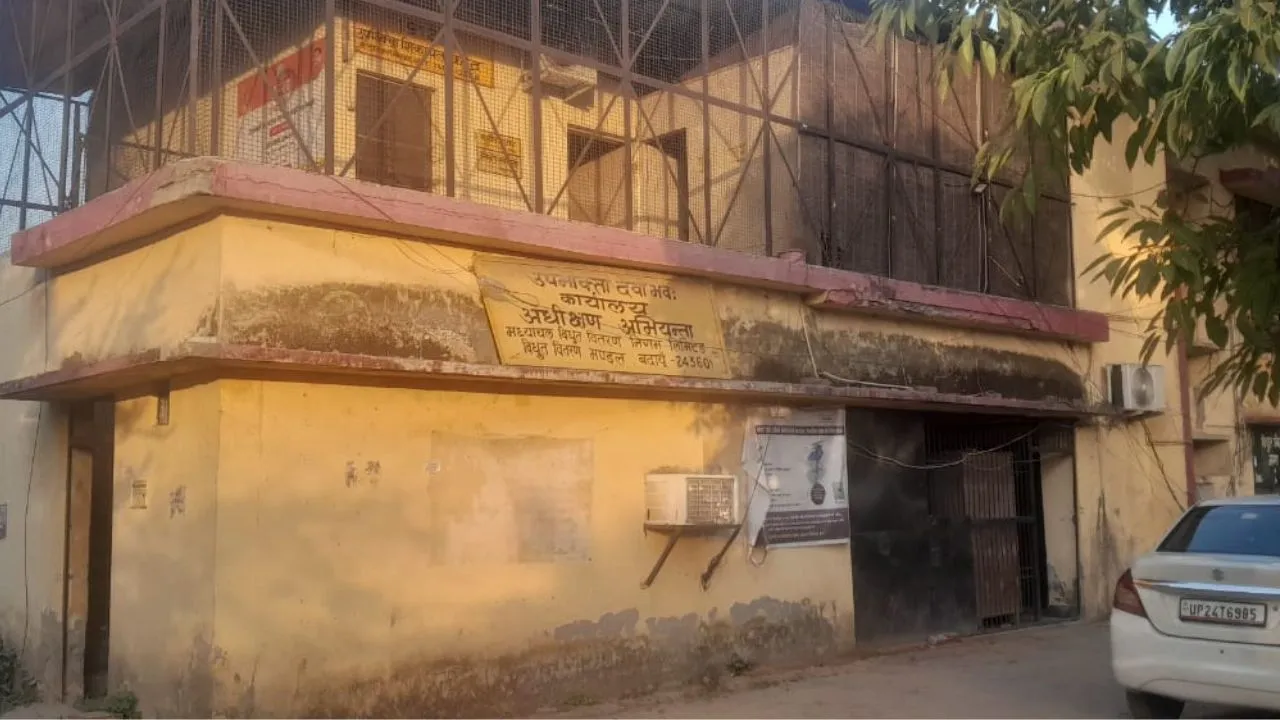 बदायूं: गर्मी में बिजली कटौती, उपभोक्ताओं को हो रही परेशानी