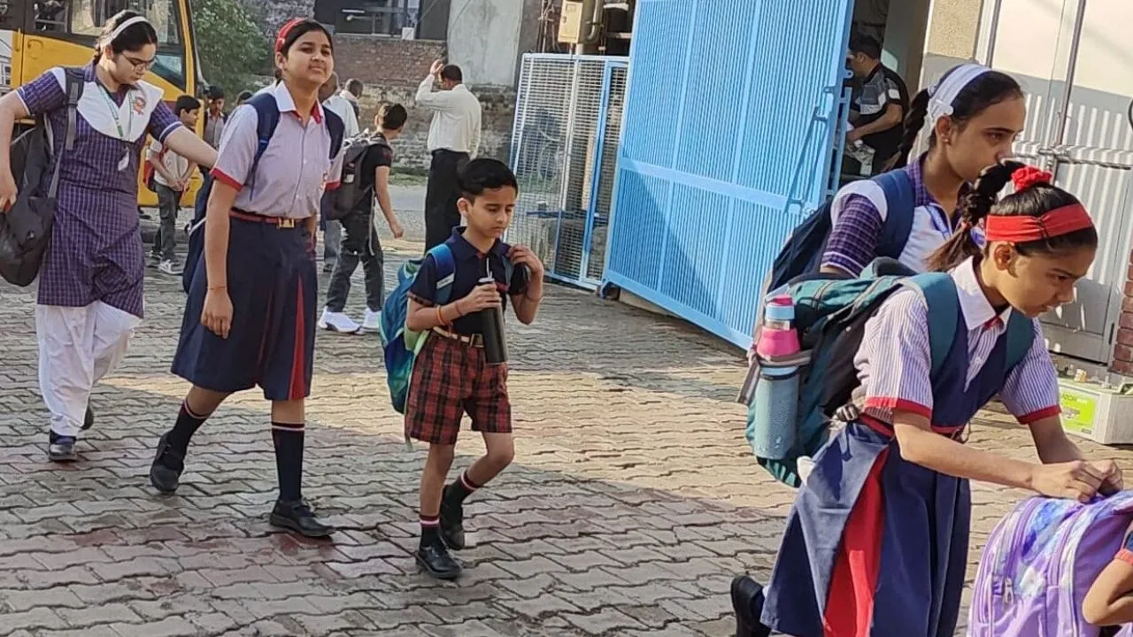 बदायूं: निजी स्कूलों ने बढ़ाई फीस, परिवारों पर बढ़ा आर्थिक बोझ